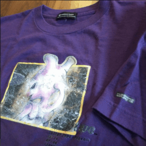 61907 Camiseta de edición limitada de la carta Pokémon de Mewtwo (2001), talla M (sin etiqueta)