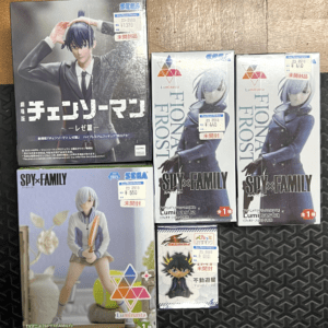 Large boxed figure of a man in a suit with dark hair, Japanese text and SEGA branding on the box, placed on a wooden floor.  Articulos Japan (Post Box Japan)