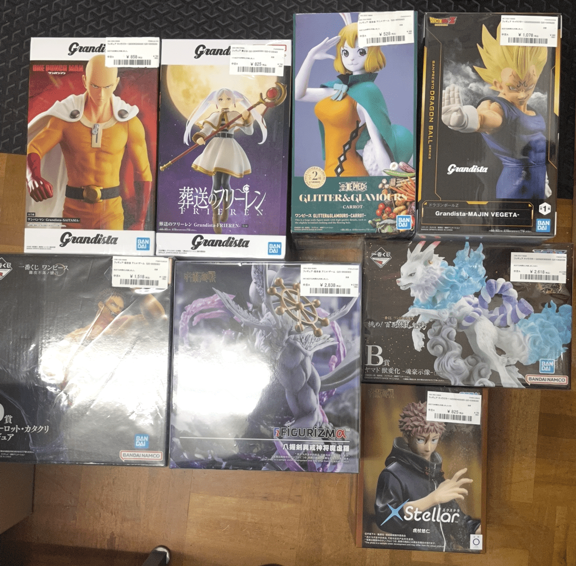 Ver Fotos Recientes 51 - Articulos Japan (post Box Japan) Row of boxed anime figures on a wooden floor, featuring Dragon Ball and other anime characters. Articulos Japan (Post Box Japan)