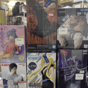 Boxed anime figures on a store shelf, featuring Maximatic Yuji Itadori center and Ryu from Street Fighter to the right with price tags in yen.  Articulos Japan (Post Box Japan)