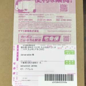 Pink top section with courier graphic and QR code; shipping label on cardboard box visible with barcode and recipient info (Japanese text).