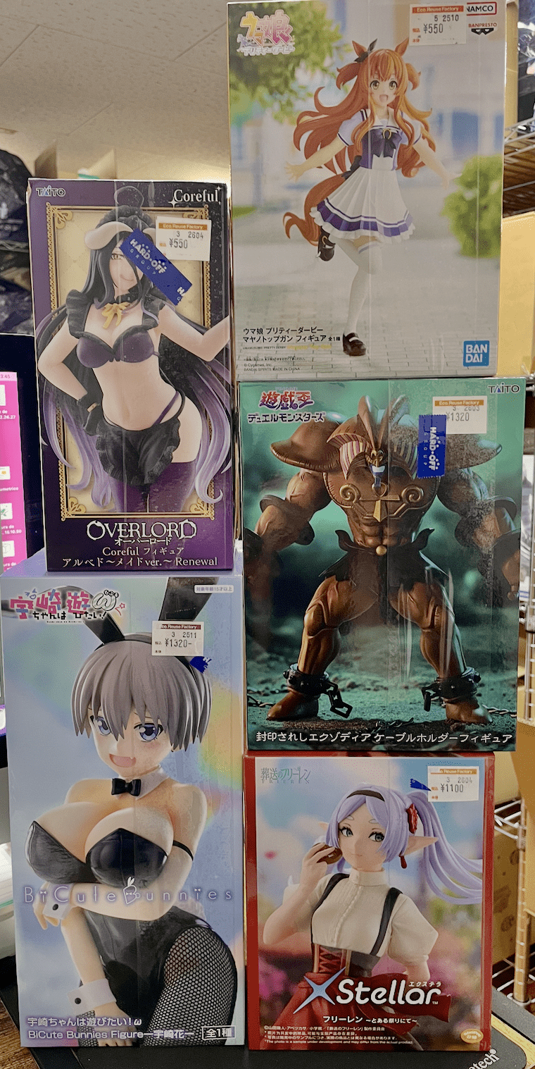 Ver Fotos Recientes 105 - Articulos Japan (post Box Japan) Boxed anime figures on a store shelf, including an Overlord figure in purple packaging as the left centerpiece影 Articulos Japan (Post Box Japan)