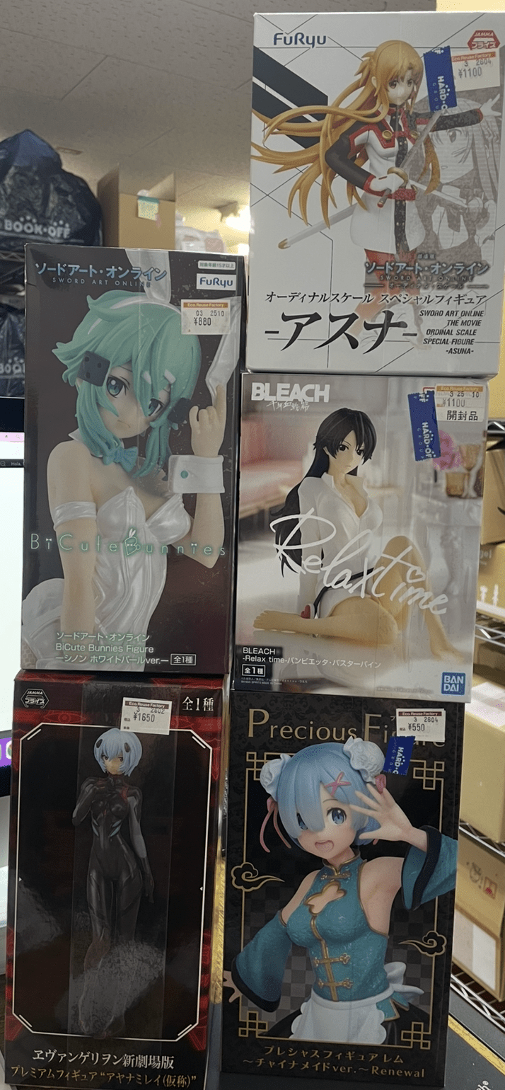 Ver Fotos Recientes 106 - Articulos Japan (post Box Japan) Display of multiple anime figure boxes on a store shelf, including Sword Art Online and Bleach titles with characters showcased on the packaging. Articulos Japan (Post Box Japan)