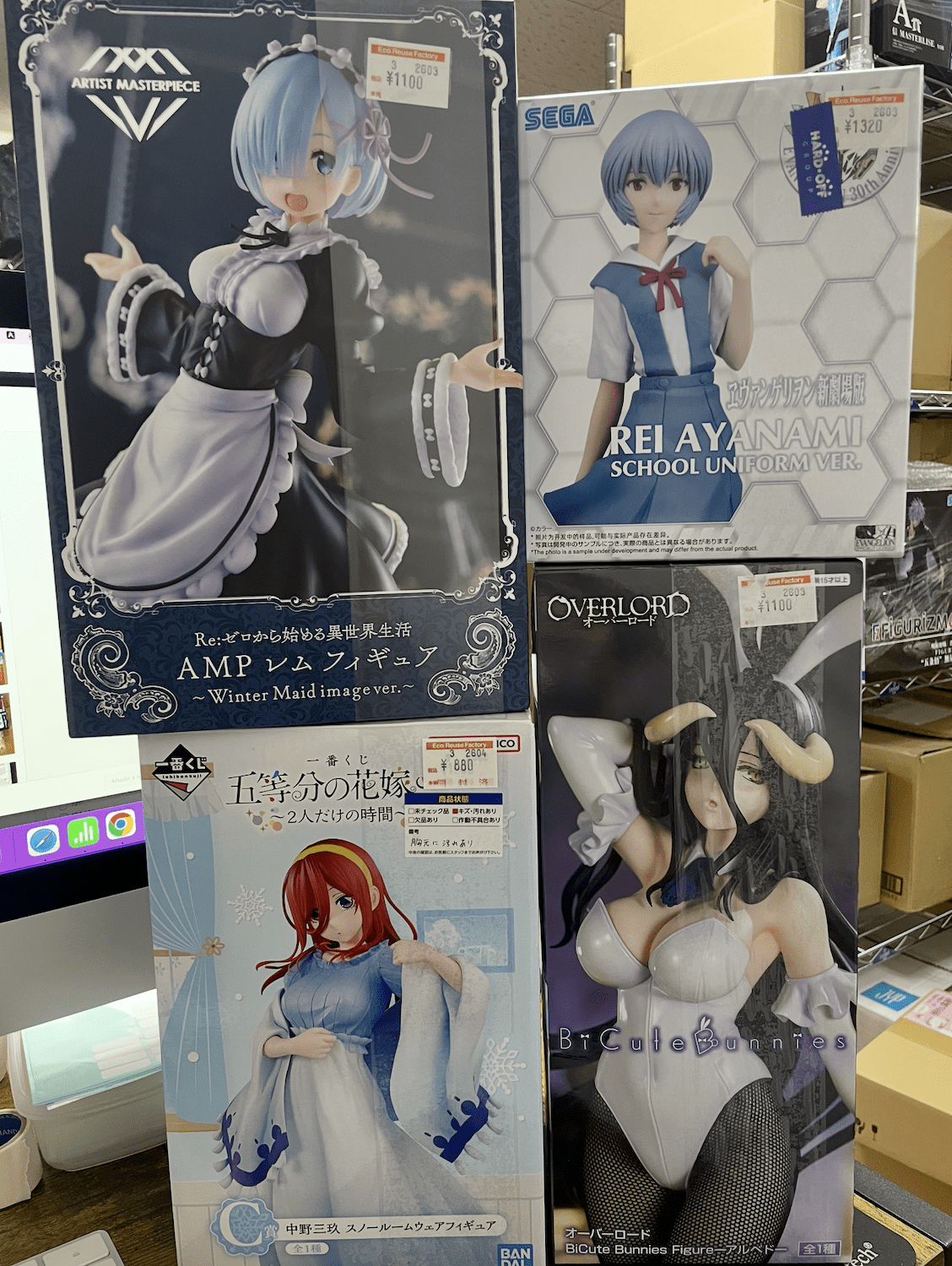 Ver Fotos Recientes 108 - Articulos Japan (post Box Japan) Display of several boxed anime figures on a store shelf, including a blue-haired maid figure and a school-uniform figure box in the foreground. Articulos Japan (Post Box Japan)