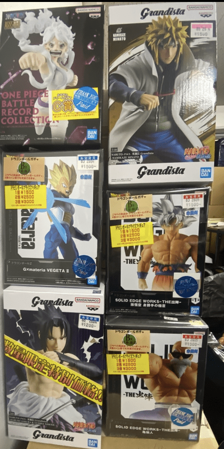 Ver Fotos Recientes 2 - Articulos Japan (post Box Japan) Stack of boxed Grandista anime figures on a store shelf, featuring characters from One Piece, Naruto, and Dragon Ball in display boxes. Articulos Japan (Post Box Japan)