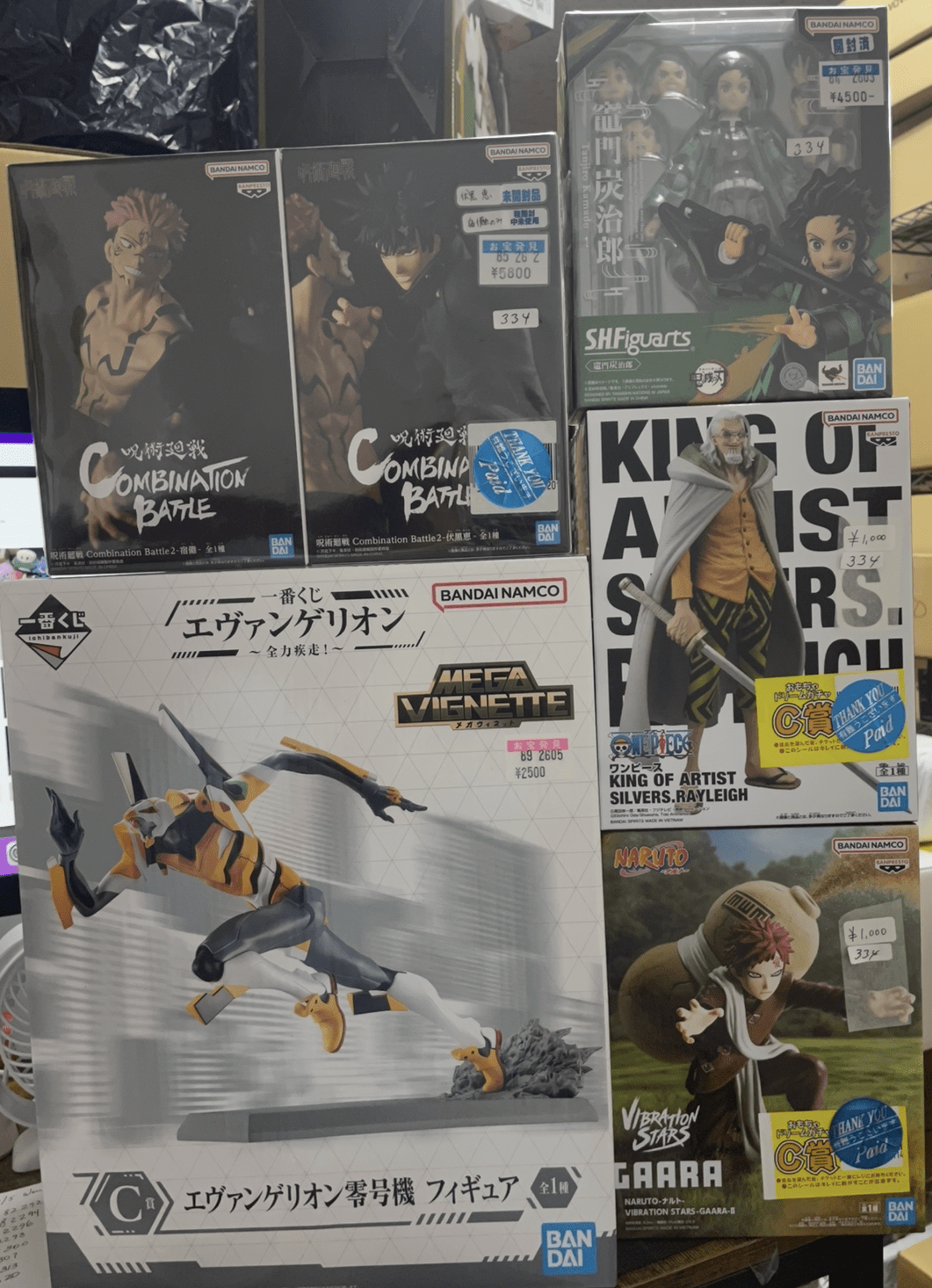 Ver Fotos Recientes 234 - Articulos Japan (post Box Japan) Boxed anime figures on a store shelf: Combinaion Battle Jujutsu Kaisen-style figures by Bandai Namco (dark boxes). Articulos Japan (Post Box Japan)
