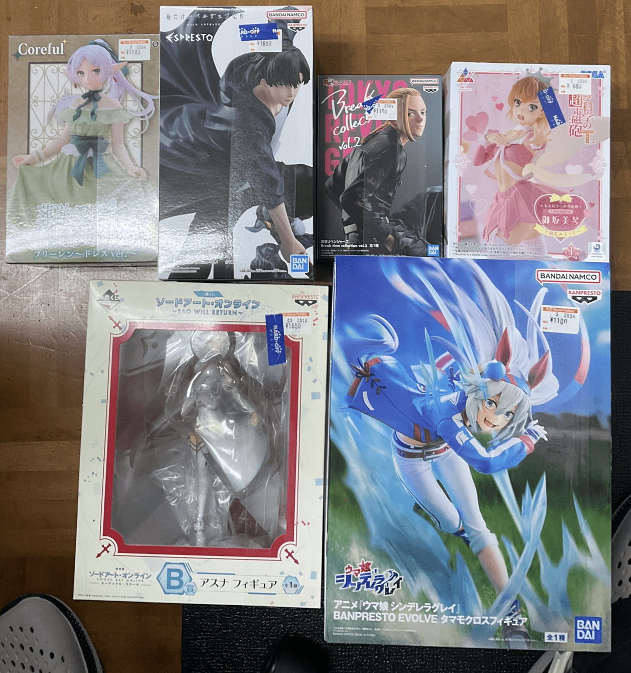 Ver Fotos Recientes 99 - Articulos Japan (post Box Japan) Six boxed anime figure boxes laid on a wooden floor, assorted characters from Bandai/Namco brands (Banpresto). Articulos Japan (Post Box Japan)
