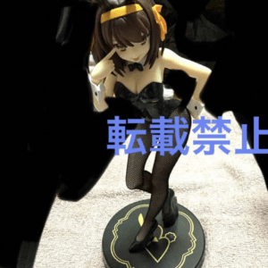 Anime figurine of a girl in a black corset outfit with a yellow headband, standing on a circular decorative base, with blue text overlay across the image.