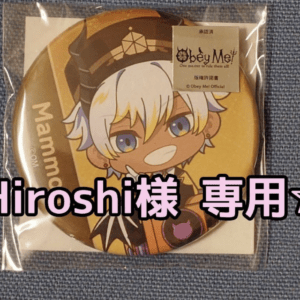 Round yellow pin badge with a chibi anime character, sealed in plastic on a denim surface; overlay text reads 'Hiroshi様 専用' (reserved for Hiroshi).