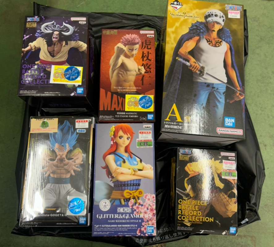 Img_0241 3 - Articulos Japan (post Box Japan) Six boxed anime figures arranged on a black surface, including One Piece Battle Record Collection boxes among other character figurines on display. Articulos Japan (Post Box Japan)