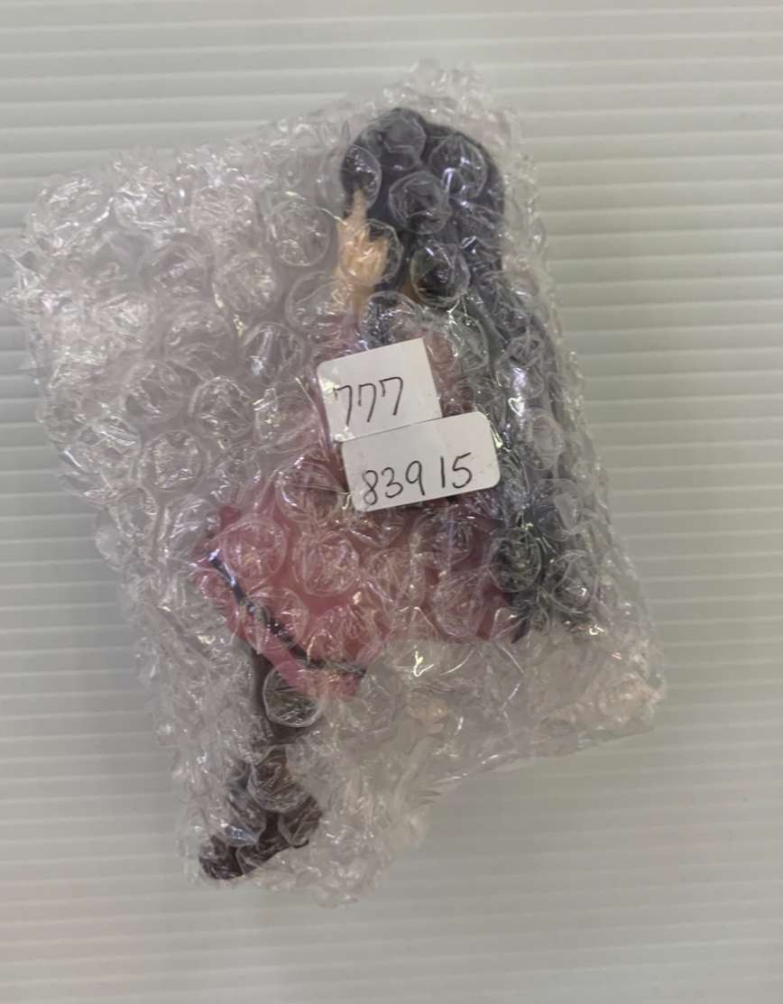 Img_2045 - Articulos Japan (post Box Japan) Small pink item tightly wrapped in clear bubble wrap with two white label stickers reading 777 and 83915. Articulos Japan (Post Box Japan)