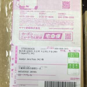 Cardboard parcel showing a pink promotional label with a QR code on the top half and a white shipping label below, including the recipient name Joselyn Jara Pozo and a barcode at the bottom.