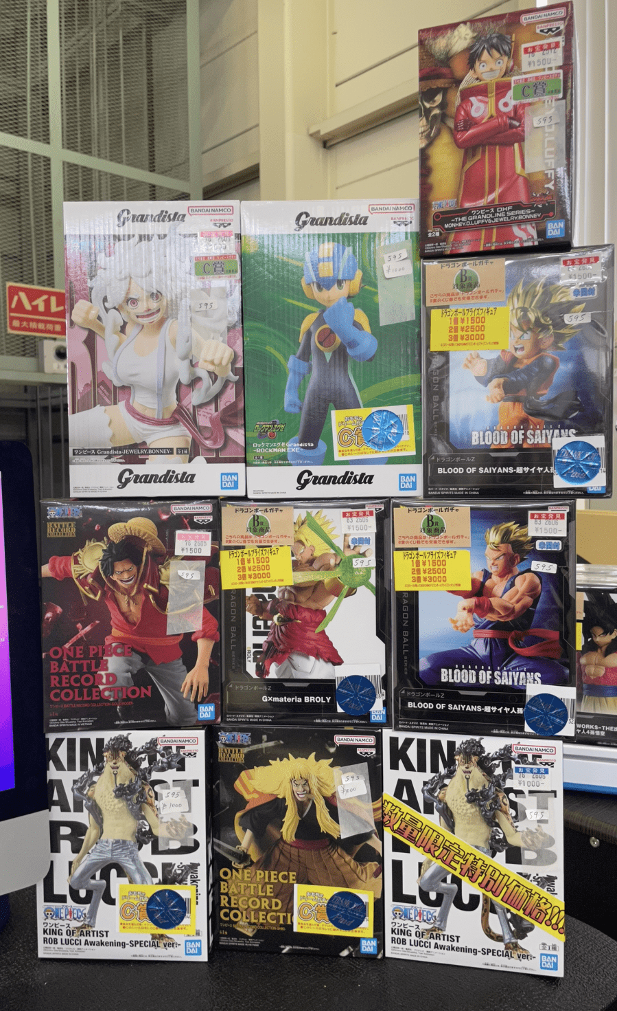 Ver Fotos Recientes 334 - Articulos Japan (post Box Japan) Display of boxed Grandista anime figures on a store shelf, featuring One Piece and Dragon Ball characters with bright packaging and price stickers. Articulos Japan (Post Box Japan)