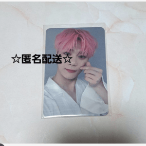 Portrait-style photo card of a person with pink hair in a white shirt, resting on a light background; bold black Japanese text '☆匿名配送☆' overlays the image (text is part of the image).