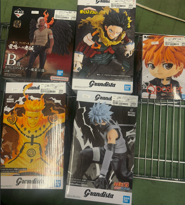 Captura De Pantalla 2026-07-06 a Las 172523 - Articulos Japan (post Box Japan) Five Grandista boxed anime figures on a metal shelf, including Naruto and Ichigo, displayed in a store. Articulos Japan (Post Box Japan)