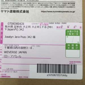 Pink Japanese parcel shipping label on a cardboard box; recipient Joselyn Jara Pozo 342, WEVERSE JAPAN, CD/アパレル, with a barcode at the bottom and a green delivery date box on the right.