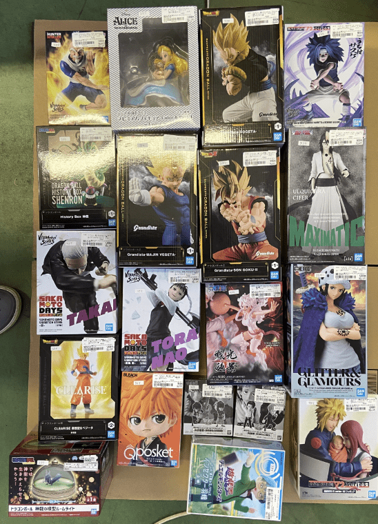 Ver Fotos Recientes 356 - Articulos Japan (post Box Japan) Collection of boxed anime figures arranged on a green floor, featuring characters from various series. Articulos Japan (Post Box Japan)