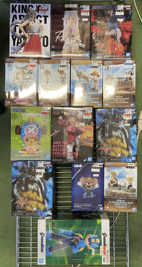 Ver Fotos Recientes 376 - Articulos Japan (post Box Japan) Boxed anime figures on a display rack, showing various character figures and packaging. Articulos Japan (Post Box Japan)