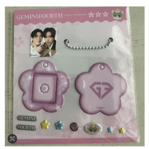 Pink GEMINI Fourth Look Khunno idol goods set featuring a cloud-shaped card holder, a two-member photo card, a pearl bead chain, and star decorations on pink packaging.