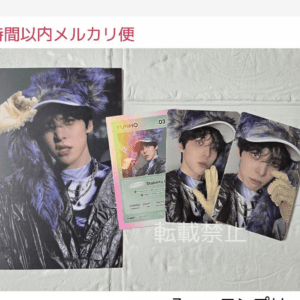 Collage of portrait photos showing a man in a metallic jacket and purple feathered hat, with a colorful card and overlapped cards on a light textured background, plus red Japanese text at the top reading '24時間以内メルカリ便'.